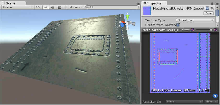 ネジ、溝、傷が一つの法線マップ（Normal Map）で設定されています。これにより、平面を低ポリゴン数に抑えたまま、そのサーフェイス上での光の反射具合を調整でき、3D ディテールのような印象を与えることができます。リベットやネジのようなものだけでなく、微かな凸凹や傷などの極度に精密なディテールも、一つのテクスチャに含めて表現することが可能です。