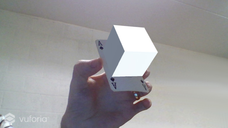追跡する画像に Cube が表示されたゲームビュー